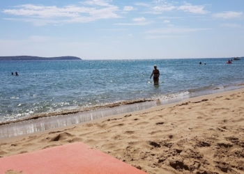 Πάρος: Μπάνιο στην φημισμένη παραλία Χρυσή Ακτή