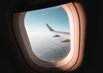 Γιατί τα παράθυρα στα αεροπλάνα έχουν μια μικρή τρύπα