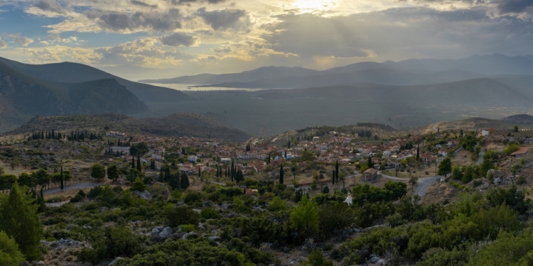 Μονοήμερη εκδρομή σε τέσσερα χωριά κοντά στην Αθήνα: Χρισσό, Φενεός, Βυτίνα και Ζαρούχλα