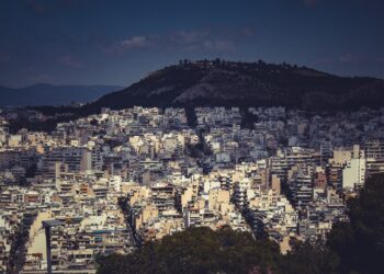 Ποιος ήταν ο «Μικρός Λυκαβηττός» στην Αθήνα, τι απέγινε και η ιστορία της Σχιστής Πέτρας στο Κολωνάκι