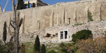 Παναγία η Σπηλιώτισσα: Το μυστικό στους πρόποδές της Ακρόπολης