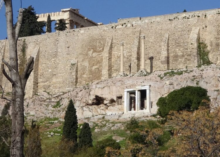 Παναγία η Σπηλιώτισσα: Το μυστικό στους πρόποδές της Ακρόπολης