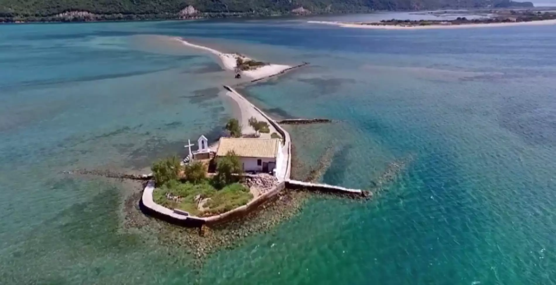 Το ελληνικό νησί που είναι όλο παραλία και έχει πάνω μόνο ένα εκκλησάκι1