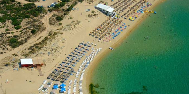 Τέσσερις ελληνικές παραλίες της στεριάς σαν σε νησί2