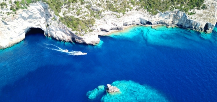 Πέντε εντυπωσιακές θαλασσοσπηλιές της Ελλάδας2