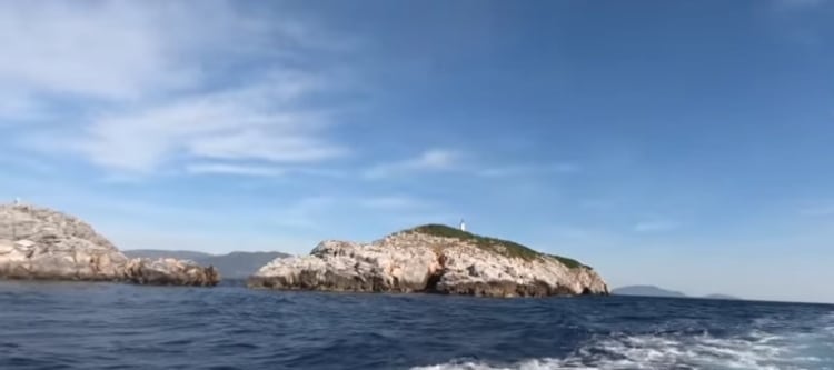 Το νησί δίπλα στο Μαραθώνα που βρήκαν καταφύγιο 96 ναυαγοί