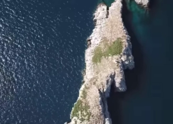 Το νησί δίπλα στο Μαραθώνα που βρήκαν καταφύγιο 96 ναυαγοί 1