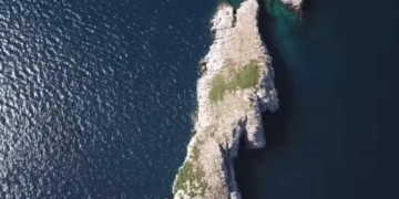 Το νησί δίπλα στο Μαραθώνα που βρήκαν καταφύγιο 96 ναυαγοί 1