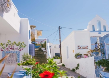 Kythnos: The Cycladic island with the painted walls