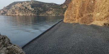 Αυτή είναι η εντυπωσιακή πιο «μαύρη» παραλία στην Ελλάδα