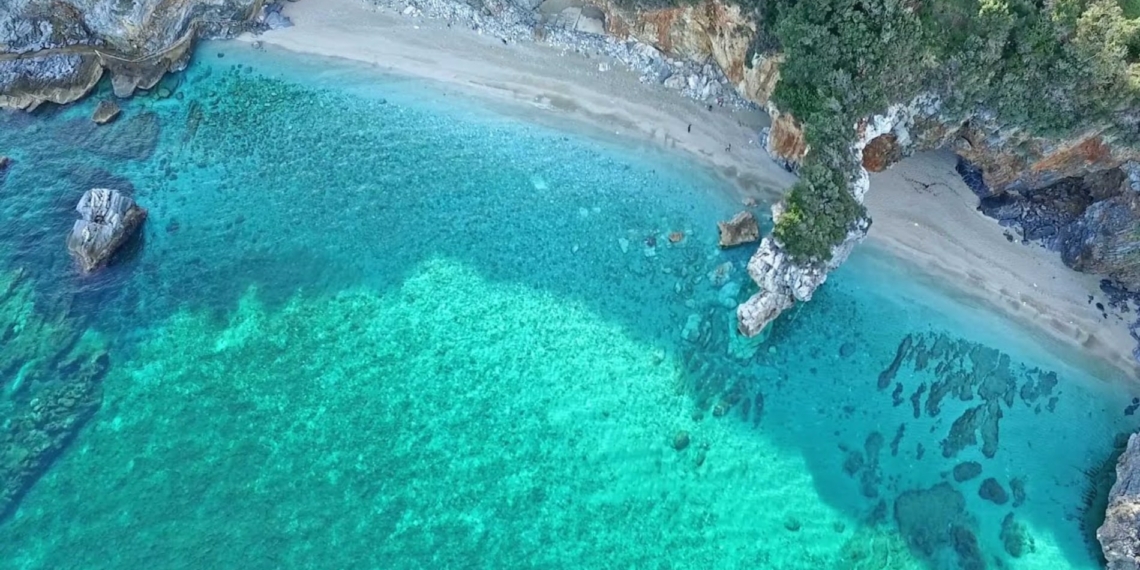 Τέσσερις ελληνικές παραλίες της στεριάς σαν σε νησί3