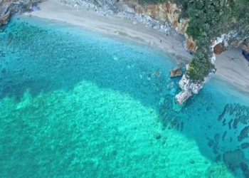 Τέσσερις ελληνικές παραλίες της στεριάς σαν σε νησί3