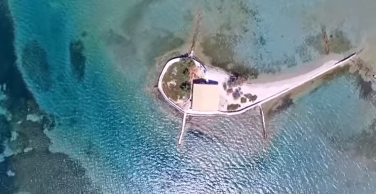 Το ελληνικό νησί που είναι όλο παραλία και έχει πάνω μόνο ένα εκκλησάκι
