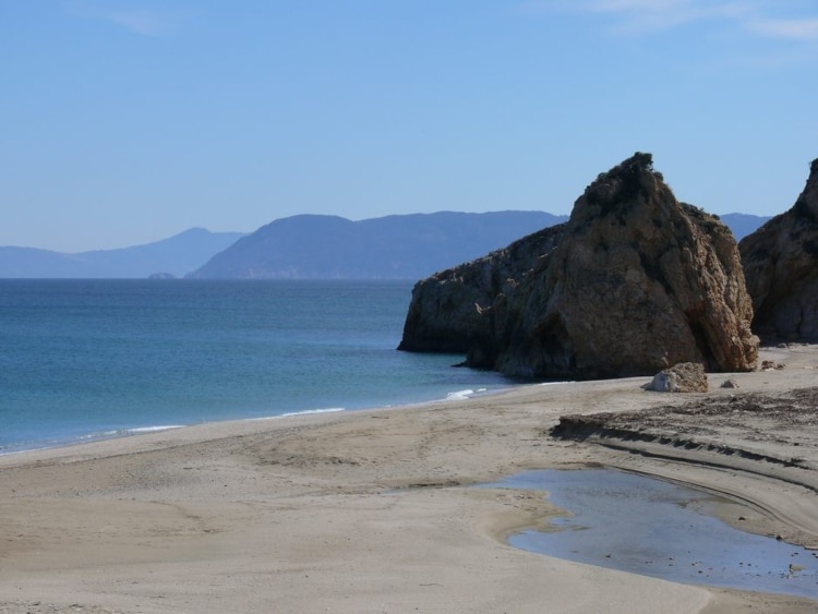 Τέσσερις ελληνικές παραλίες της στεριάς σαν σε νησί