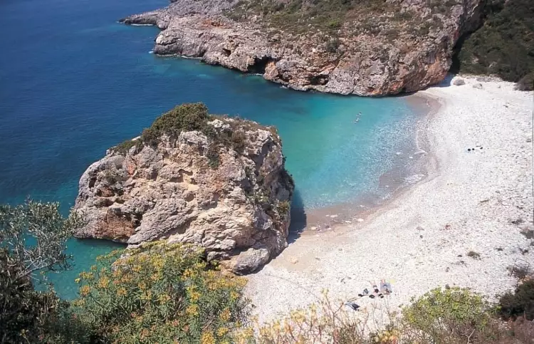 Τέσσερις ελληνικές παραλίες της στεριάς σαν σε νησί1