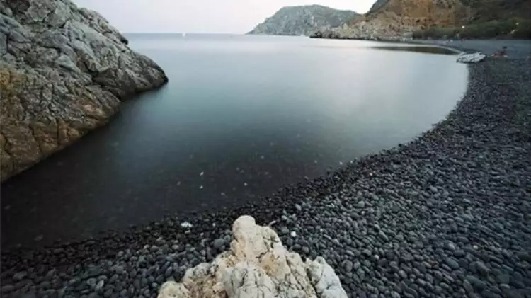 Αυτή είναι η εντυπωσιακή πιο «μαύρη» παραλία στην Ελλάδα 1