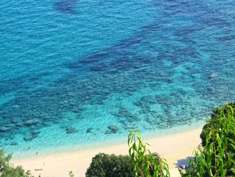 Παπά Νερό: Η χρυσαφένια παραλία του Αιγαίου που δεν είναι σε νησί