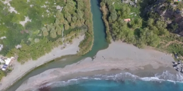 Η ελληνική παραλία που μοιάζει με αφρικανική όαση