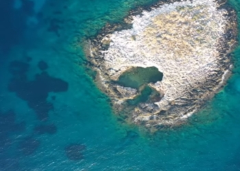 Το μαγευτικό νησάκι της Αττικής που πας κολυμπώντας
