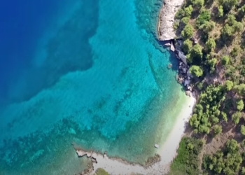 Μικρό Πήλιο: Η κρυφή και καταγάλανη παραλία στην Αττική