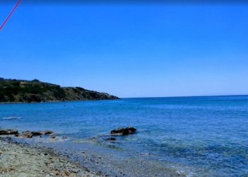 Θυμάρι: Η παραλία με τα γαλαζοπράσινα νερά 1 ώρα από την Αθήνα