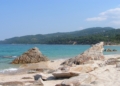 Το παραθαλάσσιο ελληνικό χωριουδάκι με τις εξωτικές παραλίες