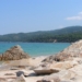 Το παραθαλάσσιο ελληνικό χωριουδάκι με τις εξωτικές παραλίες