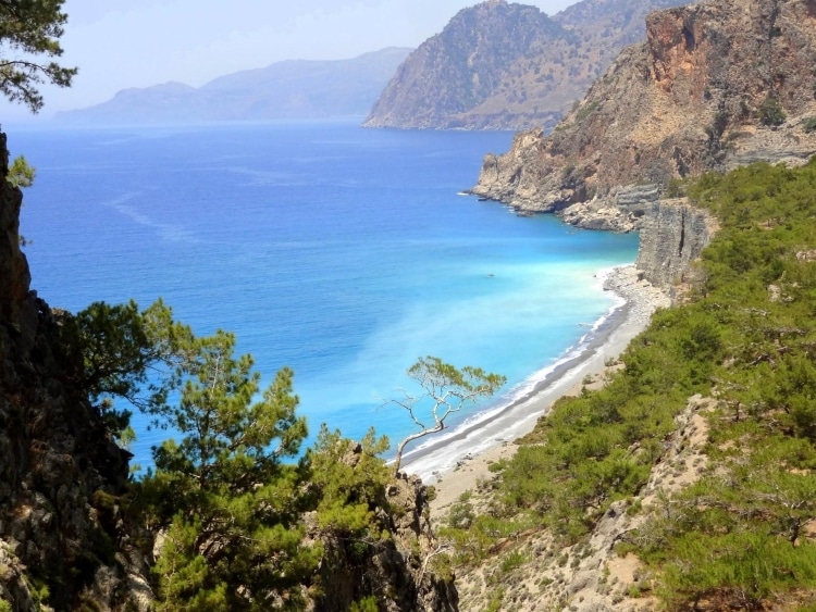 Δώματα: Η μαγευτική παραλία της Κρήτης που πας μόνο με βάρκα