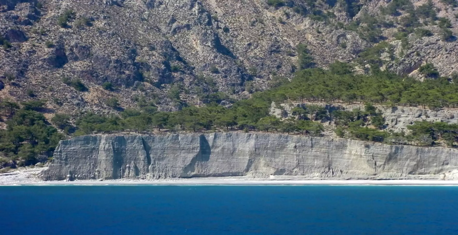 Δώματα: Η μαγευτική παραλία της Κρήτης που πας μόνο με βάρκα
