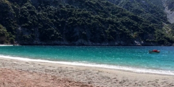 Θάψα: Η «Γαλάζια λίμνη» της Ελλάδας δίπλα στην Αθήνα1