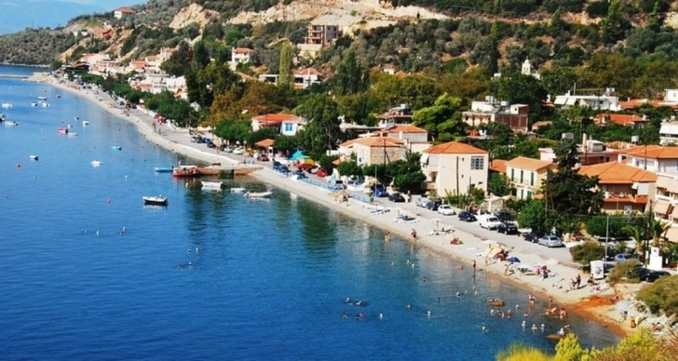 Η όμορφη ελληνική παραλία που έχει μόνιμα ζεστά νερά