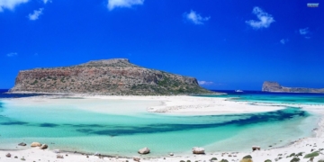 Η εντυπωσιακή ελληνική παραλία που έχει ροζ άμμο1