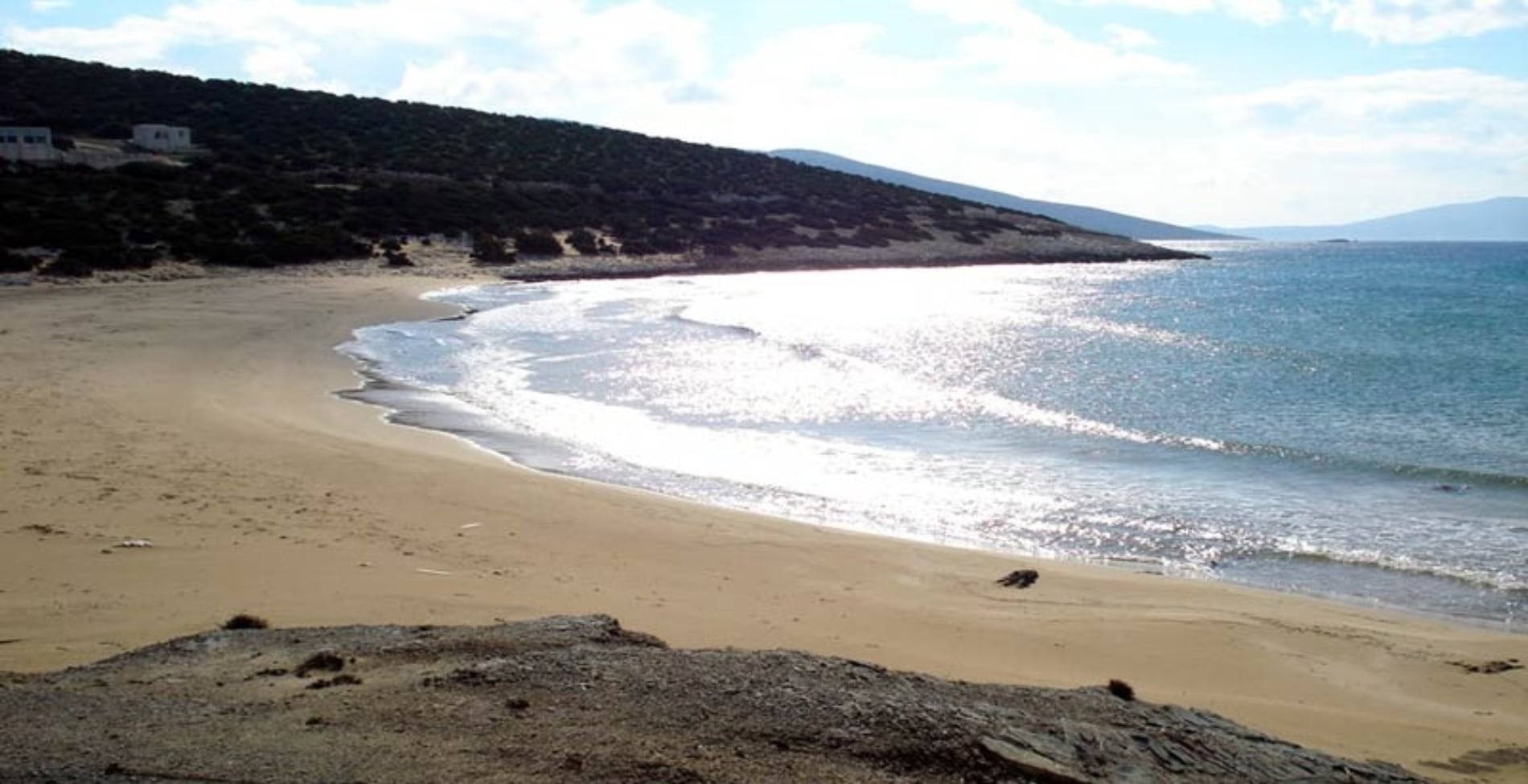 The golden beach of Pyrgaki in Naxos that leaves no one untouched2