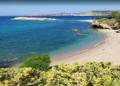Ποια είναι η παραδεισένια παραλία Σκαλάκια στην Αττική2