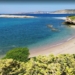 Ποια είναι η παραδεισένια παραλία Σκαλάκια στην Αττική2