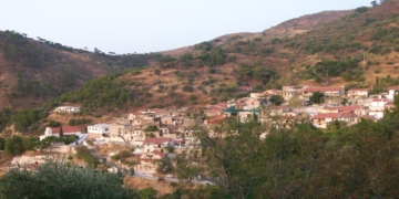 Το ελληνικό χωριό που τα σπίτια είναι κολλητά χτισμένα1