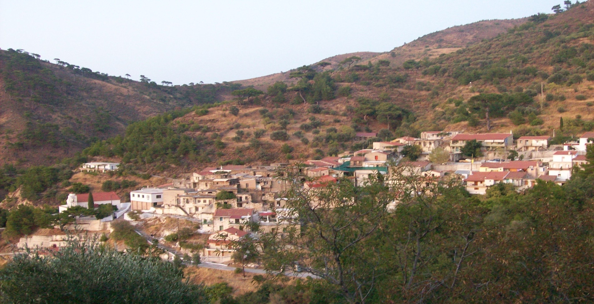 Το ελληνικό χωριό που τα σπίτια είναι κολλητά χτισμένα1