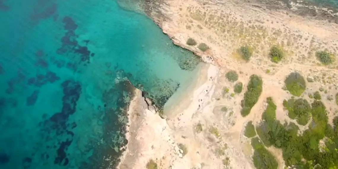 Πέντε καταγάλανες παραλίες για να κάνεις μπάνιο δίπλα στην Αθήνα