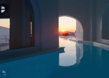 Σαντορίνη: Το λουξ ξενοδοχείο που βγαίνεις στο μπαλκόνι κολυμπώντας