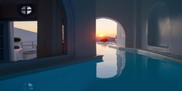 Σαντορίνη: Το λουξ ξενοδοχείο που βγαίνεις στο μπαλκόνι κολυμπώντας
