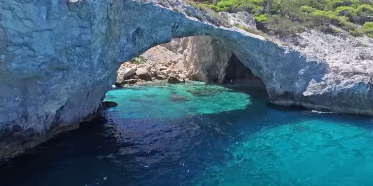Η κρυφή παραλία στη θαλάσσια σπηλιά 1,5 ώρα μακριά από την Αθήνα