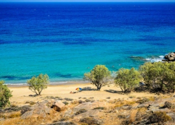 Το ελληνικό νησί με τις 72 παραλίες χωρίς ξαπλώστρες