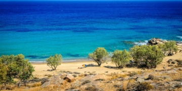 Το ελληνικό νησί με τις 72 παραλίες χωρίς ξαπλώστρες
