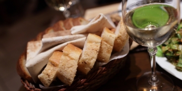 Συμβουλή διάσημου σεφ Άντονι Μπουρντέν: Το λάθος που κάνουμε όλοι με το ψωμί στα εστιατόρια