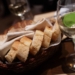 Συμβουλή διάσημου σεφ Άντονι Μπουρντέν: Το λάθος που κάνουμε όλοι με το ψωμί στα εστιατόρια