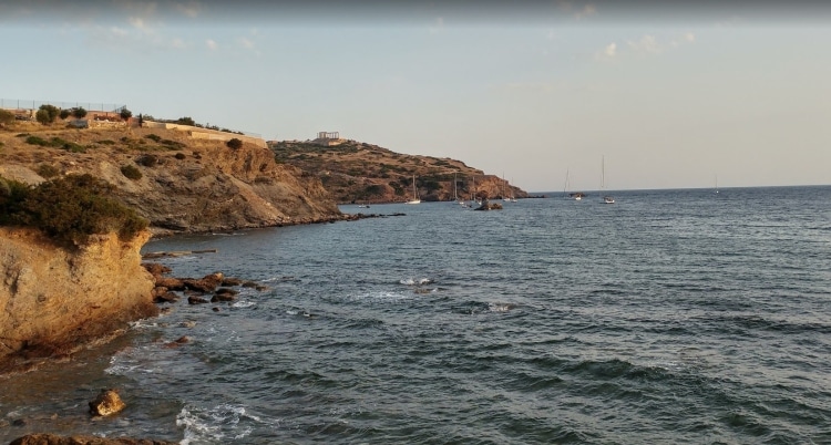 Άγιος Πέτρος: Η παραλία που κάνεις μπάνιο με θέα τον Ναό του Ποσειδώνα