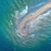 Το εντυπωσιακό δρεπάνι από άμμο που κόβει τη θάλασσα στα δύο