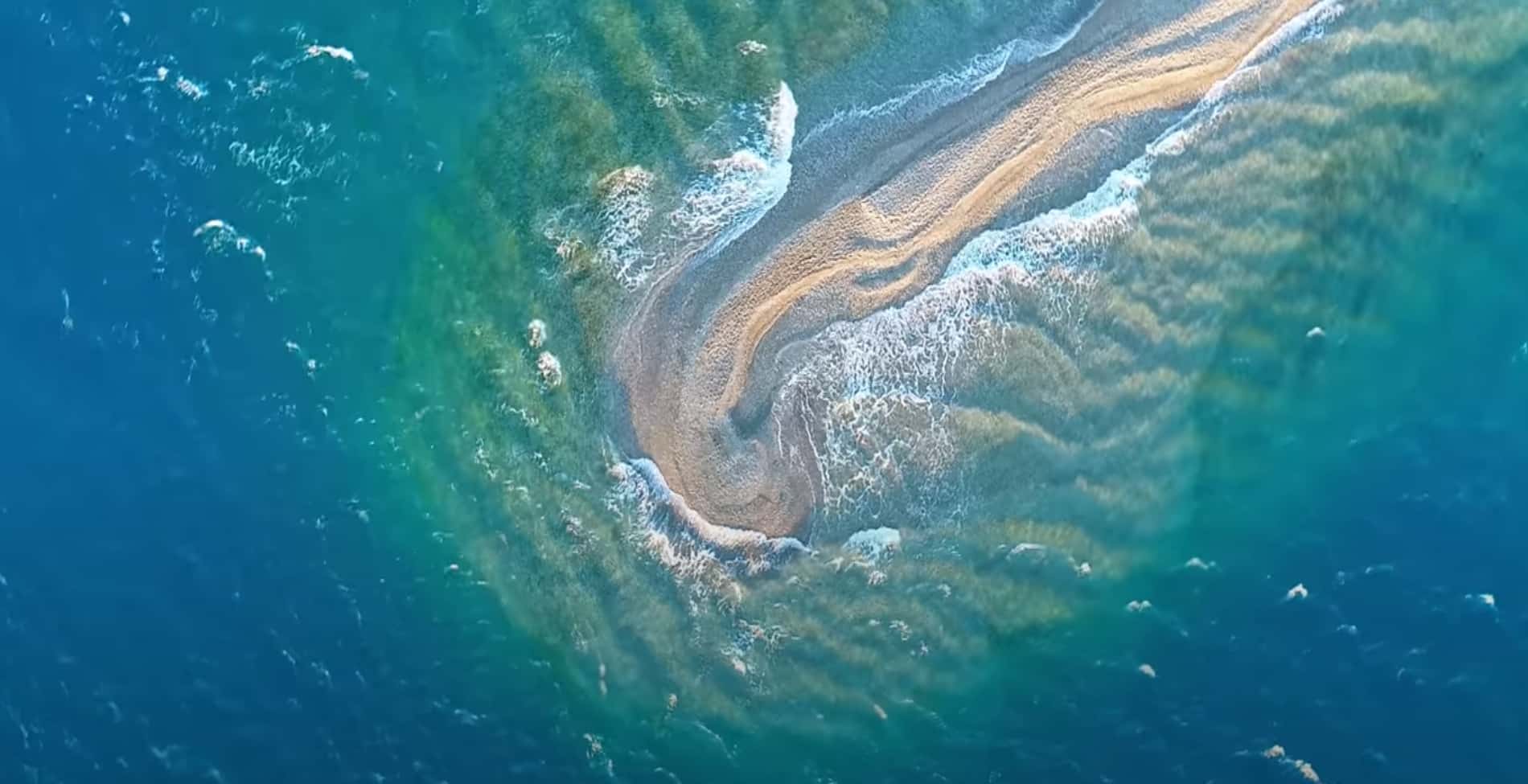 Το εντυπωσιακό δρεπάνι από άμμο που κόβει τη θάλασσα στα δύο