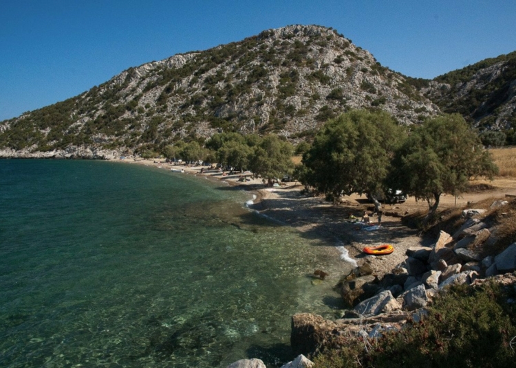 The beaches of Attica that offer natural shade