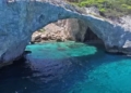 Η κρυφή παραλία στη θαλάσσια σπηλιά 1,5 ώρα μακριά από την Αθήνα